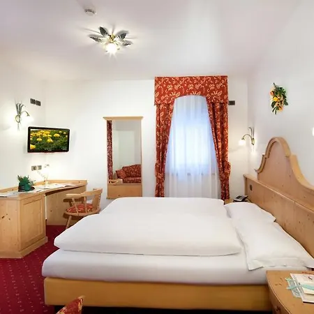 Hotel Garni Laura 3*
