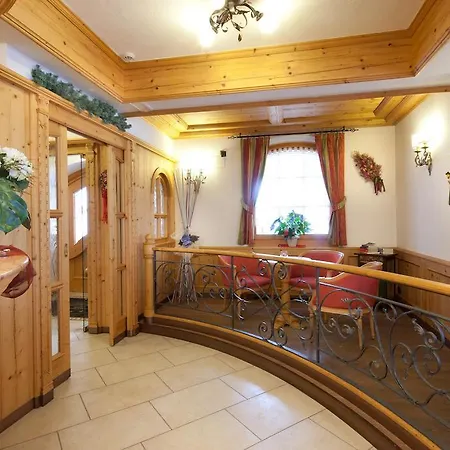 Hotel Garni Laura 3*