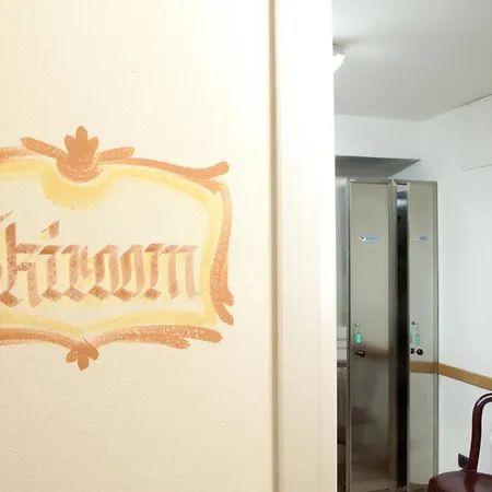 Hotel Garni Laura 3*