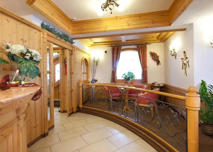 Hotel Garni Laura 3*